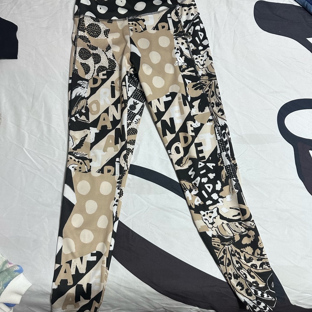Graphic Print Leggings in Black and Tan